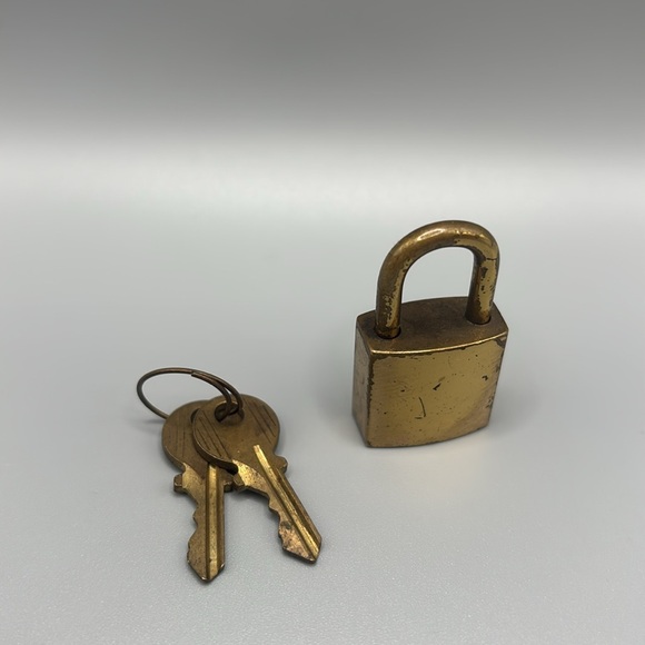 VINTAGE CELINE LOCK AND 2 KEYS - Picture 4 of 5